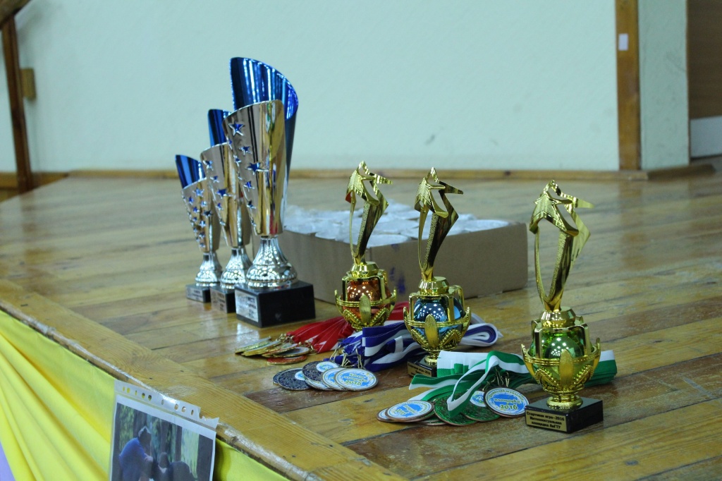 Кубки ждут своих обладателей.jpg Кубки ждут своих обладателей.jpg